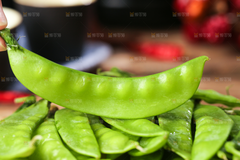 手里拿着荷兰豆