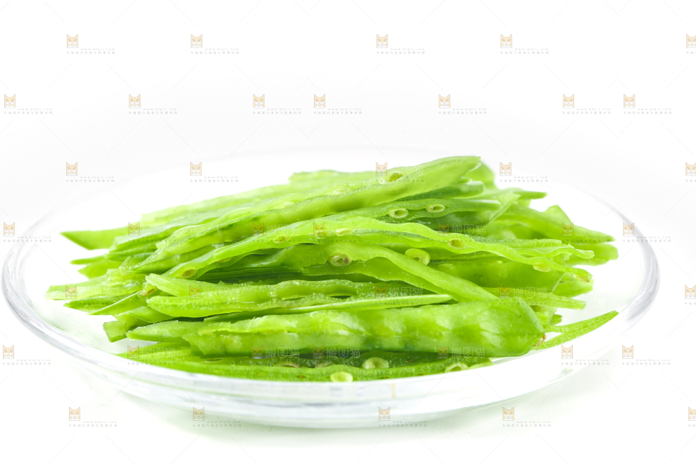 盘子里摆放着荷兰豆