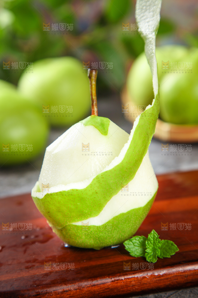 手拿削皮的早酥梨