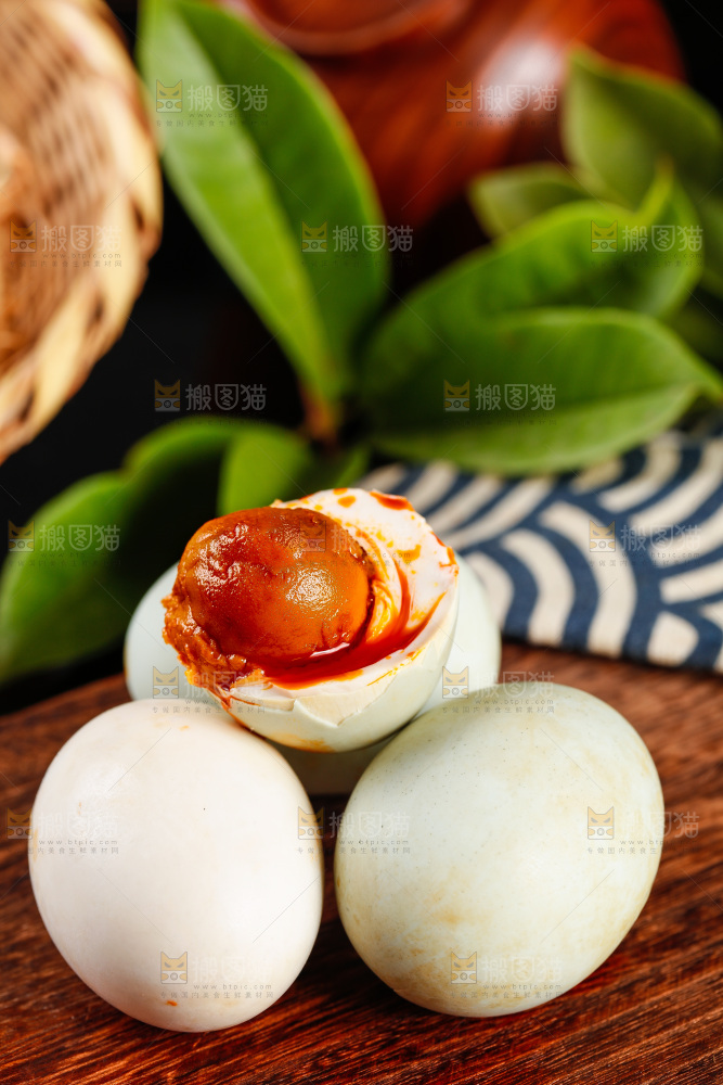 木板上的海鸭蛋