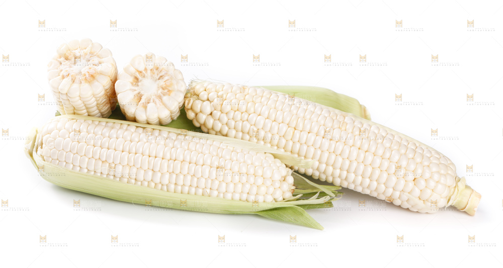 白底上放着牛奶玉米
