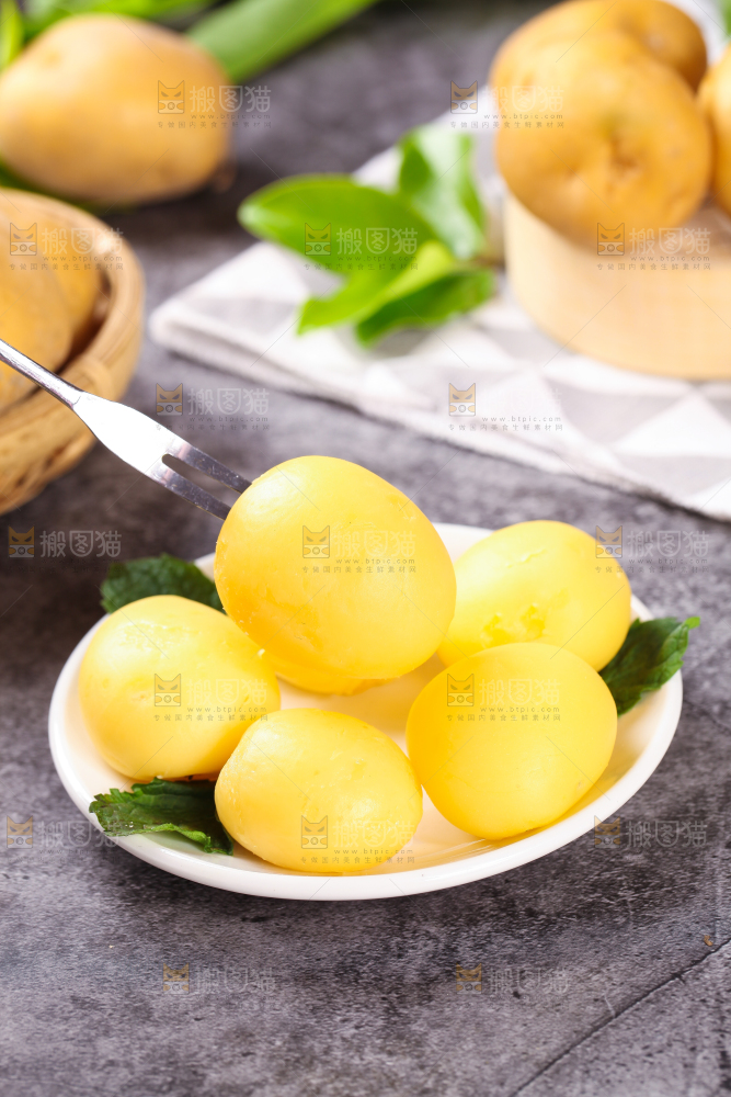 叉子叉着剥皮的黄心小土豆