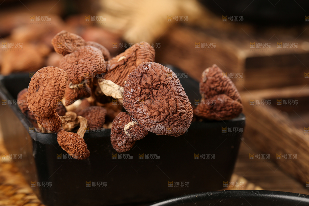 盘子里放着茶树菇