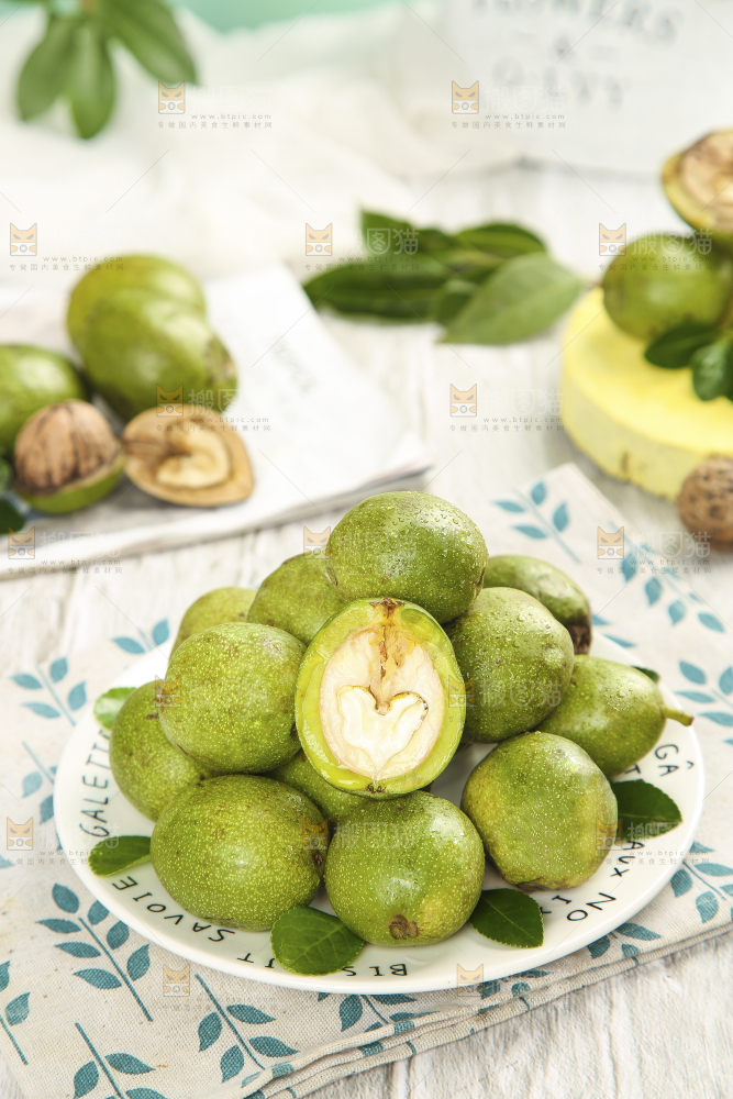 木底上的新鲜青皮核桃