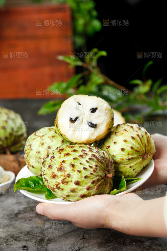 手里拿着牛奶释迦果