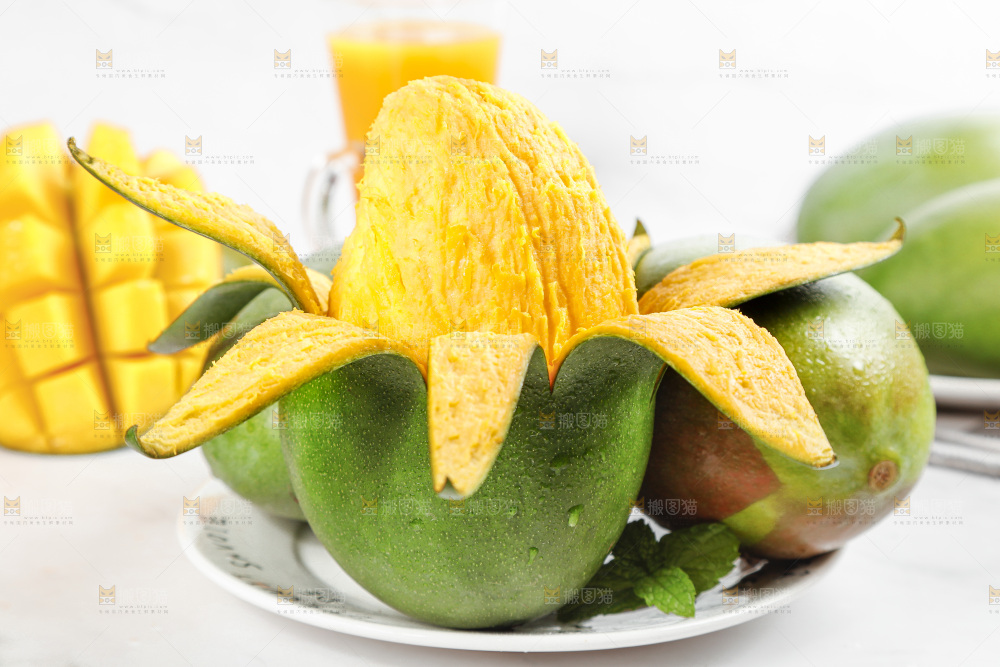 石板上放着一盘剥皮的凯特芒