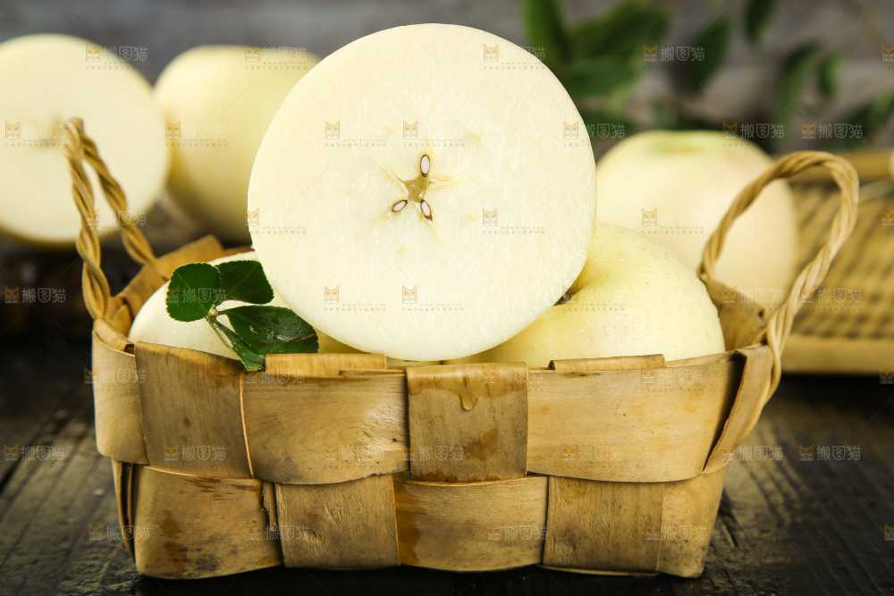 篮子里放着苹果