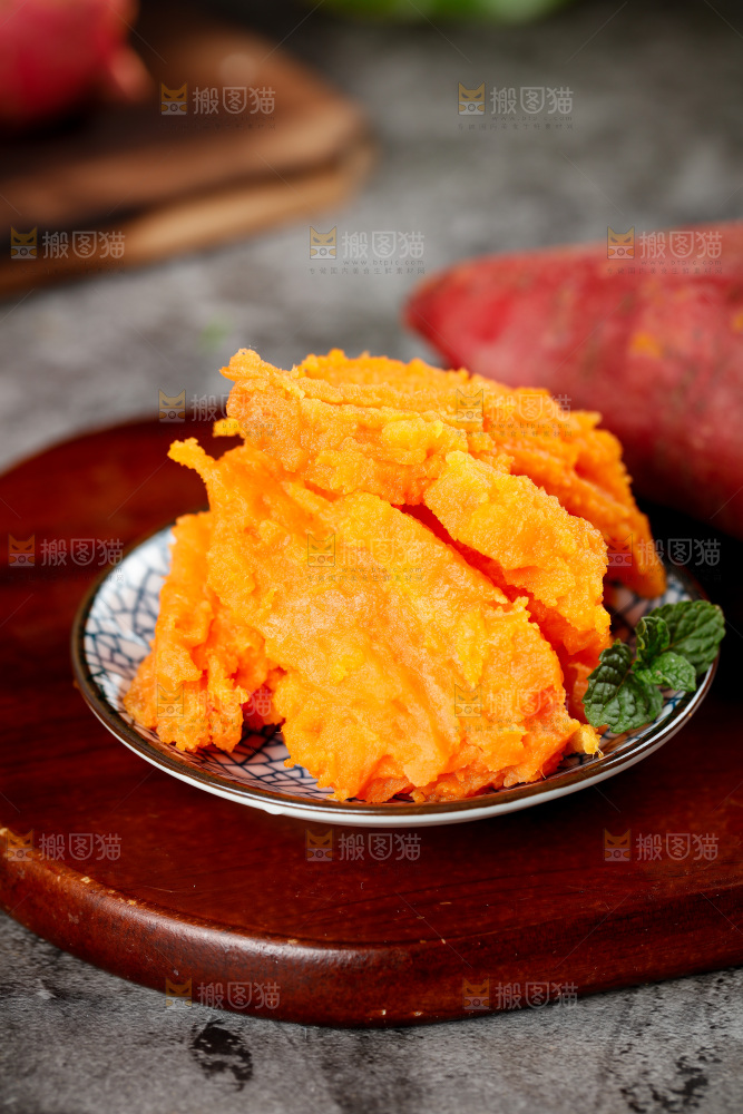 深底上摆放着蜜薯