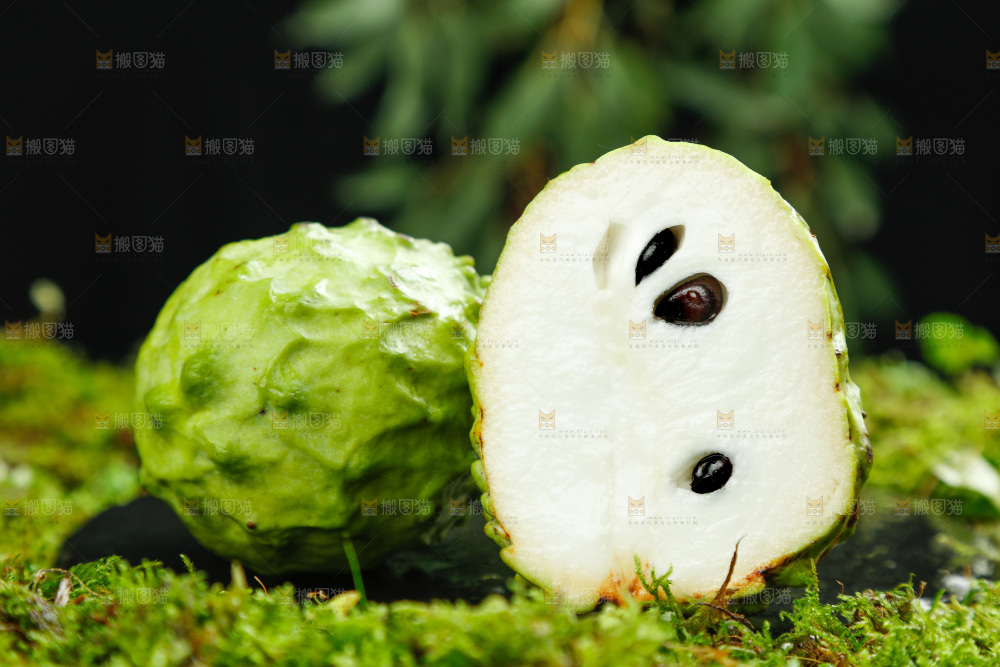 绿草地上摆放着释迦果