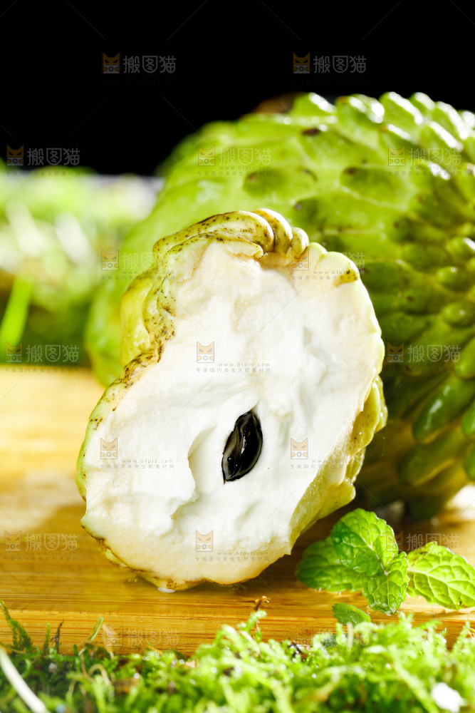 绿草地上摆放着释迦果