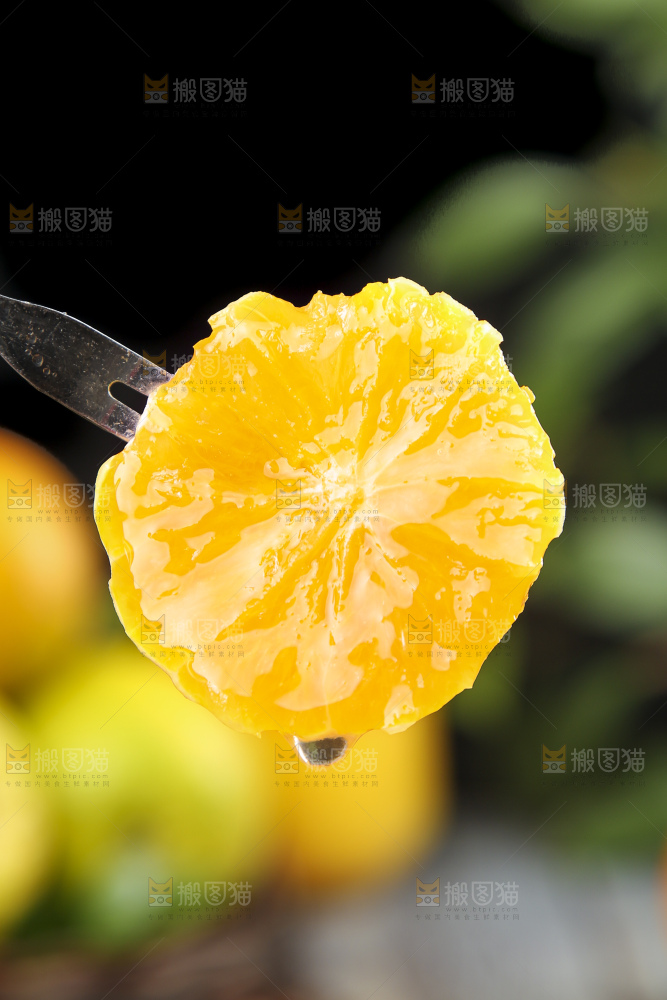 叉子叉着夏橙果肉