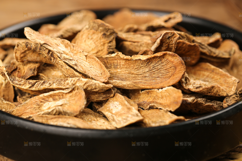 盘子里装着牛蒡根
