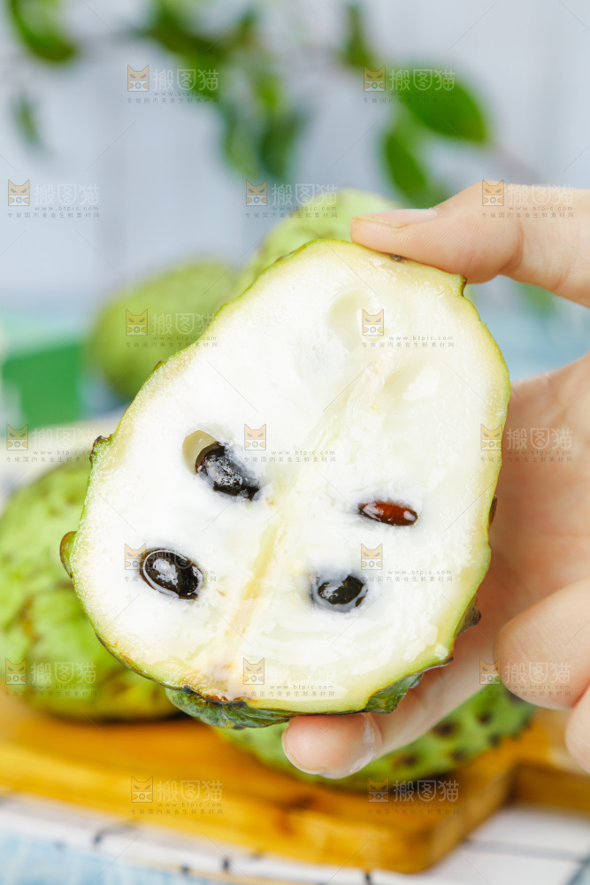 手里拿着释迦果