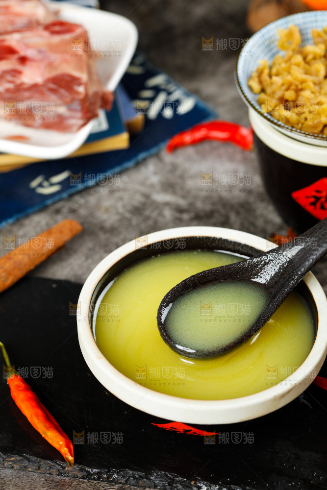 碗里装着鸡油