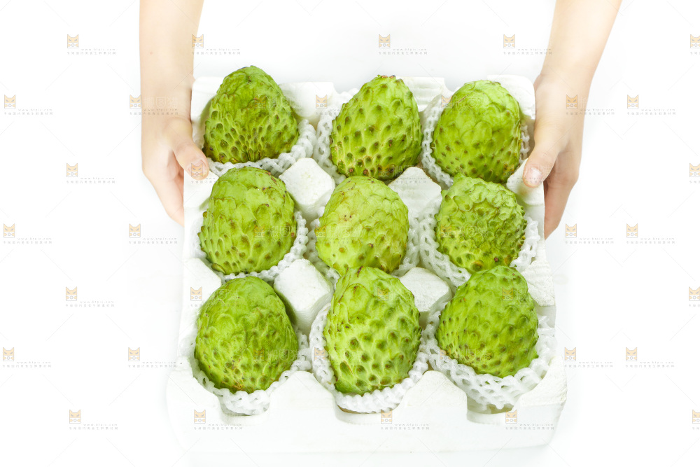 手里端着释迦果