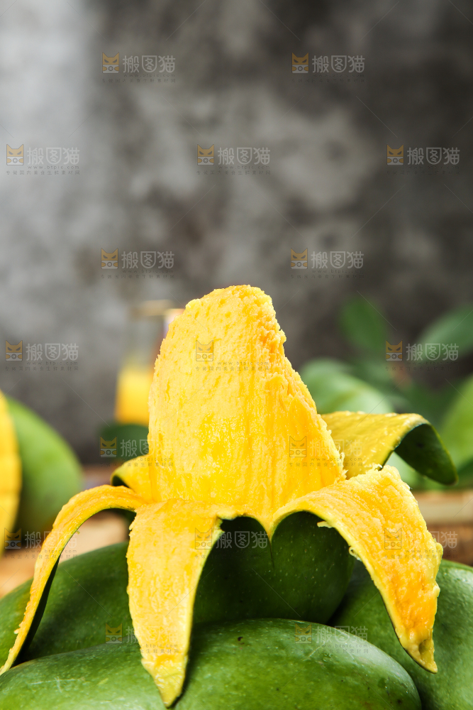 剥皮的桂七芒放在木盘上