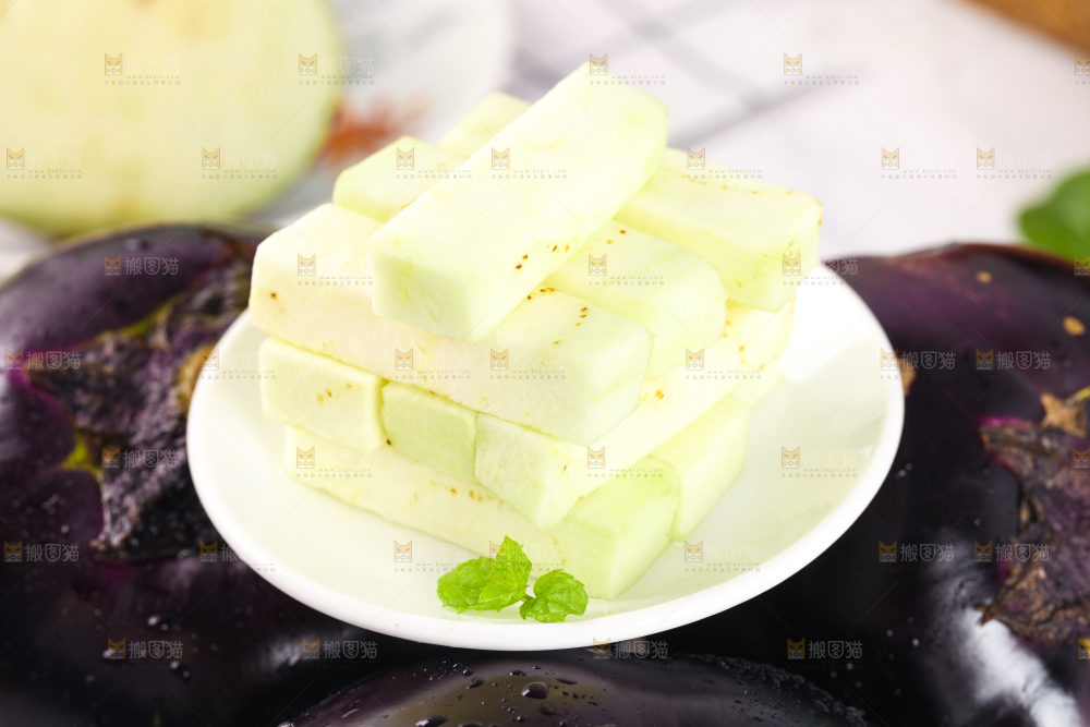 盘子里放着削皮的茄子