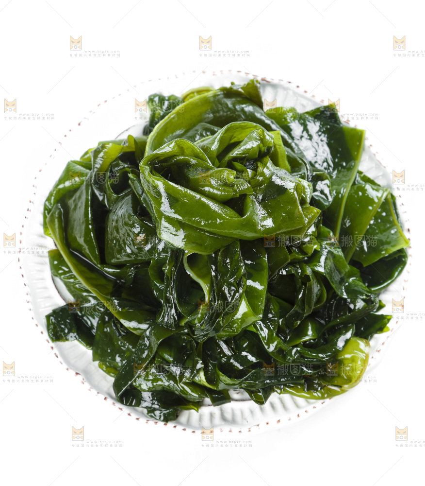 白底上放着一盘裙带菜