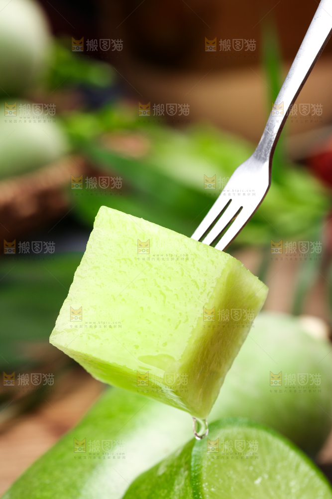 手里拿着绿心萝卜