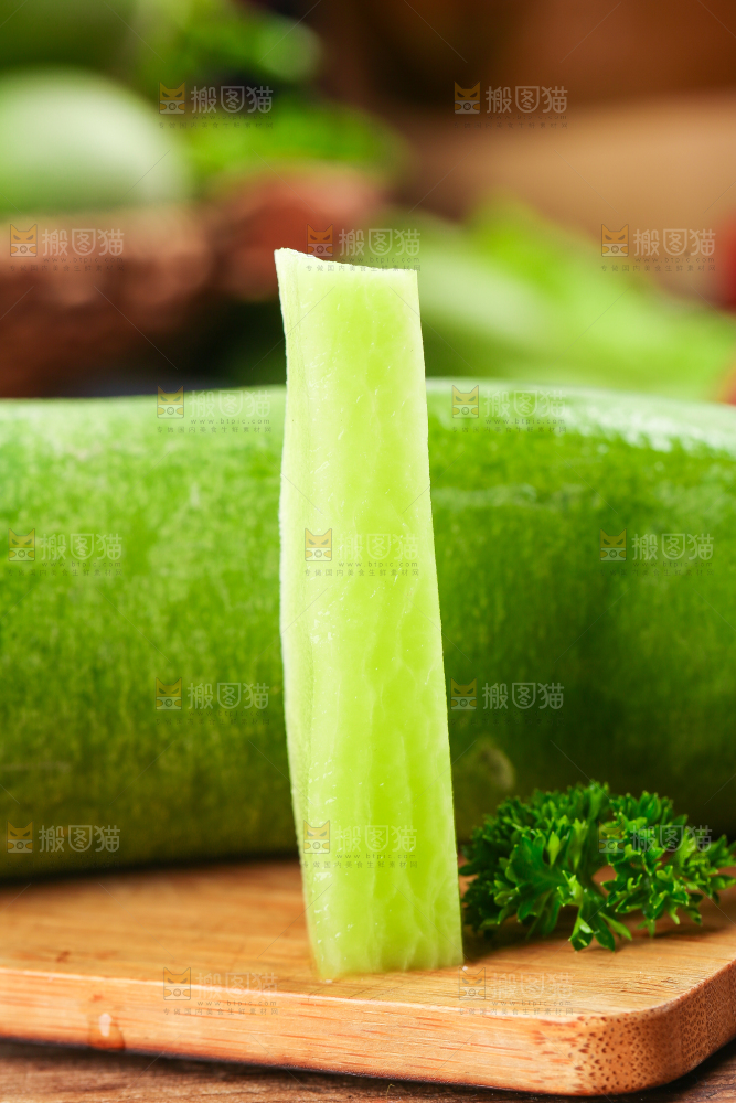 盘子里摆放着青萝卜