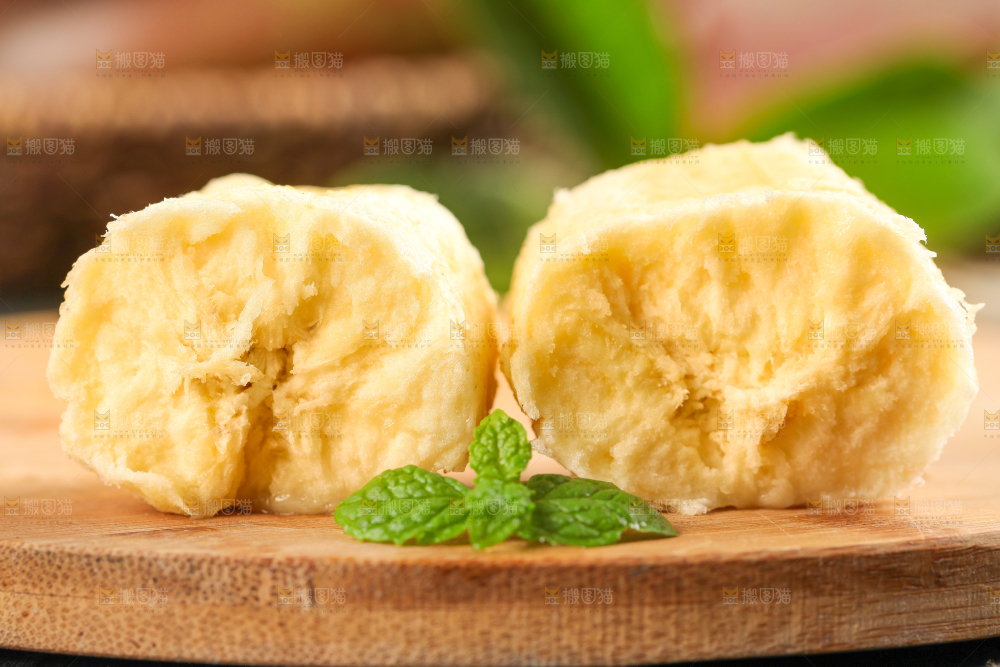 木底上的红皮香蕉果肉