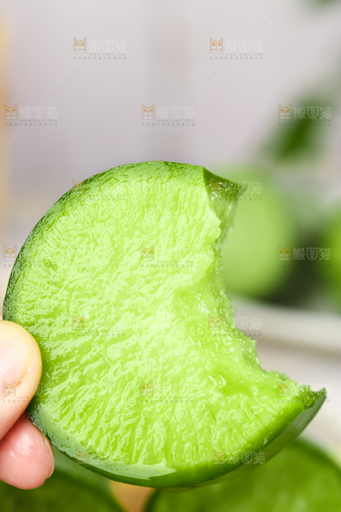 手里拿着青萝卜