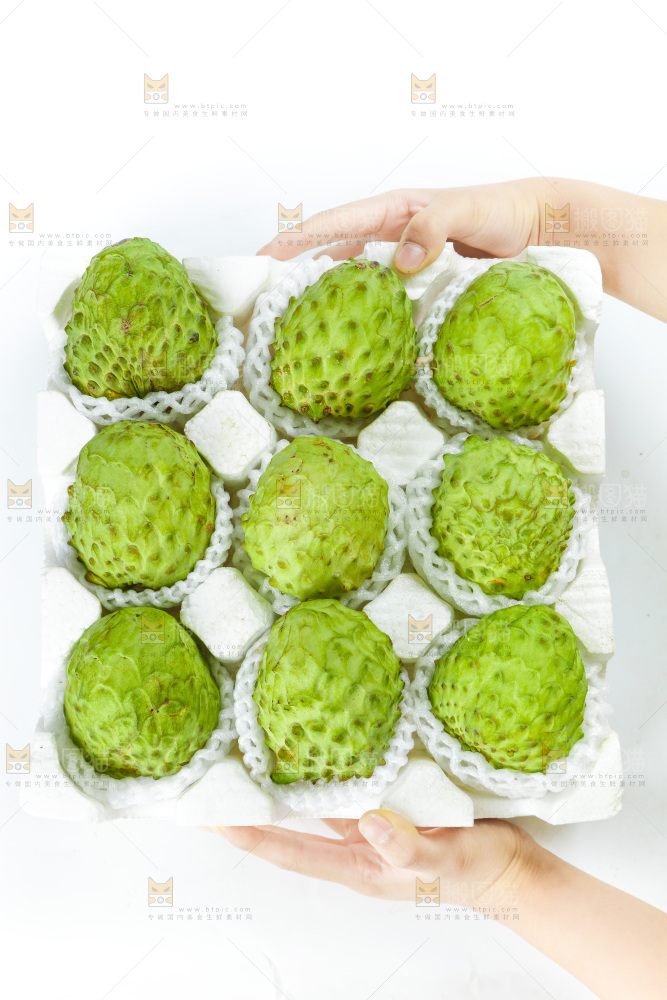 手里端着释迦果