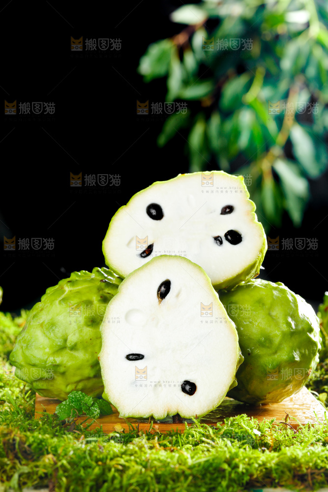 绿草地上摆放着释迦果