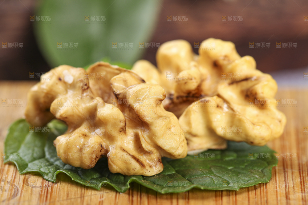 木底上放着新鲜湿核桃果仁