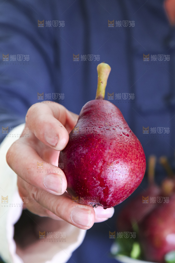手拿红啤梨