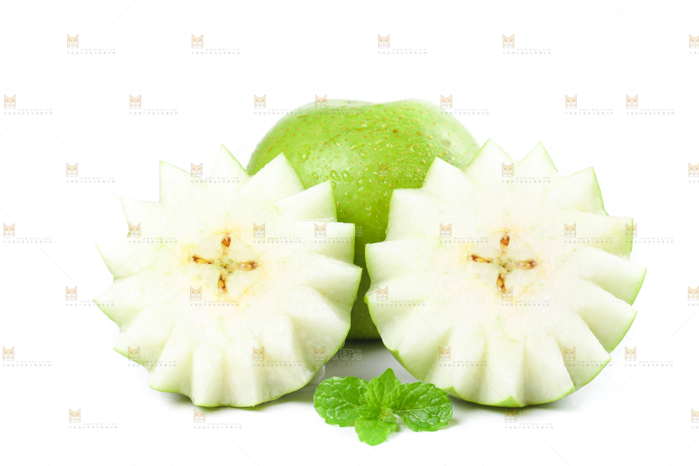 切开的砀山青皮皇冠梨放在白底上