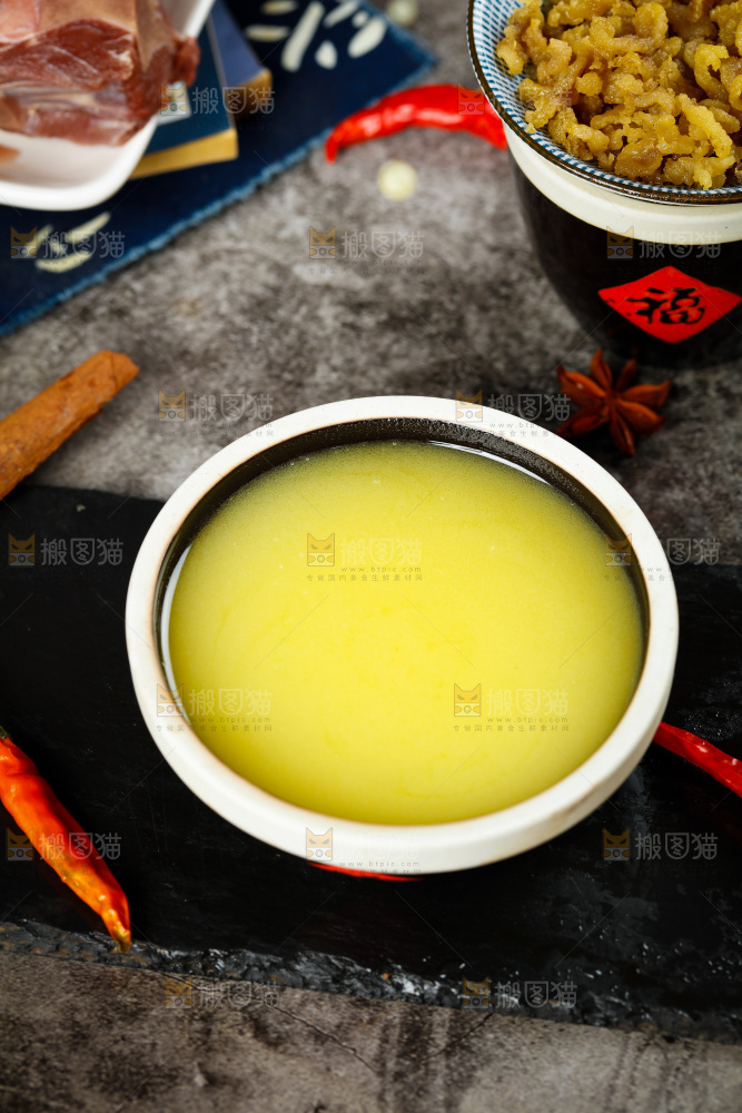 碗里装着鸡油