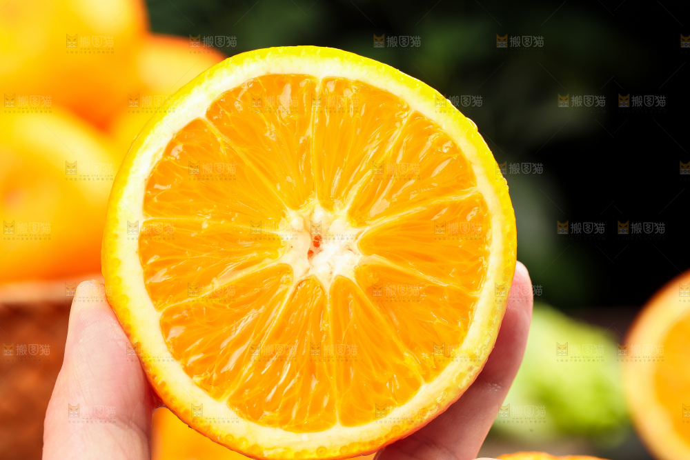手里拿着橙子
