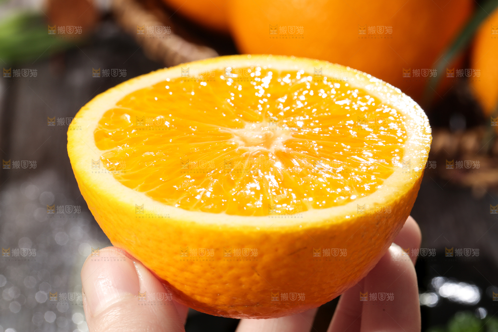 手里拿着橙子