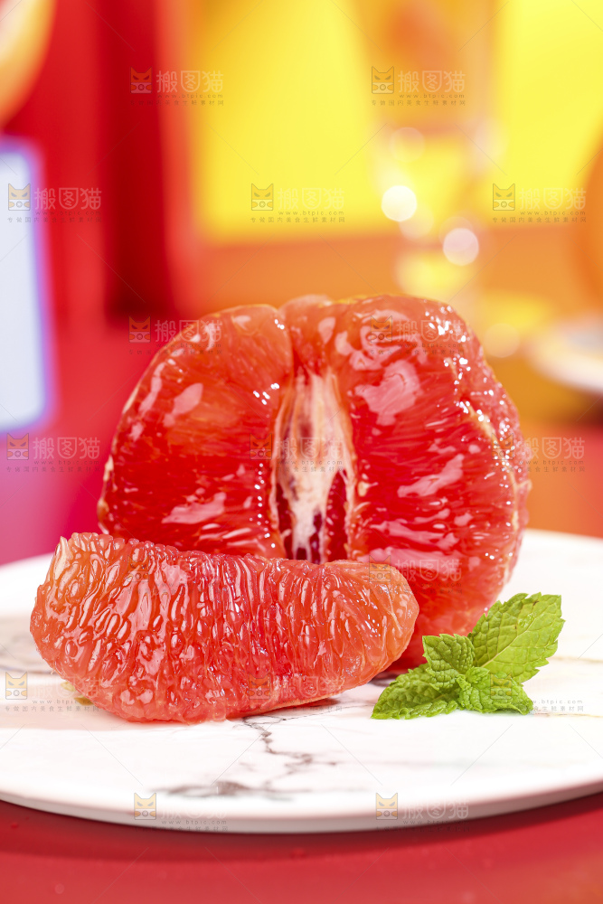 碟子里放着剥皮的南非红心西柚果肉