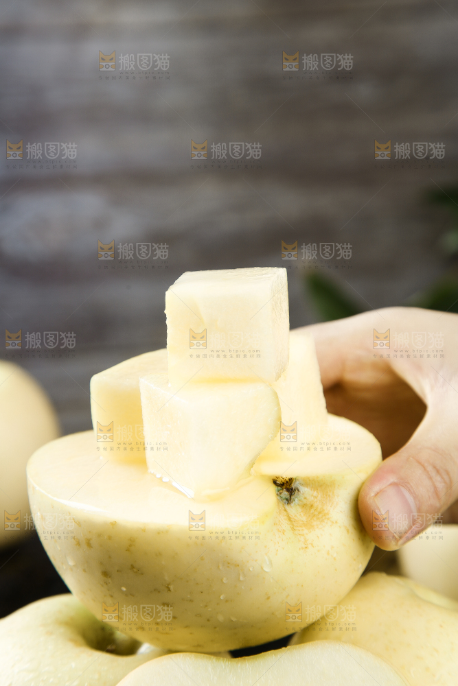 手里拿着奶油富士苹果