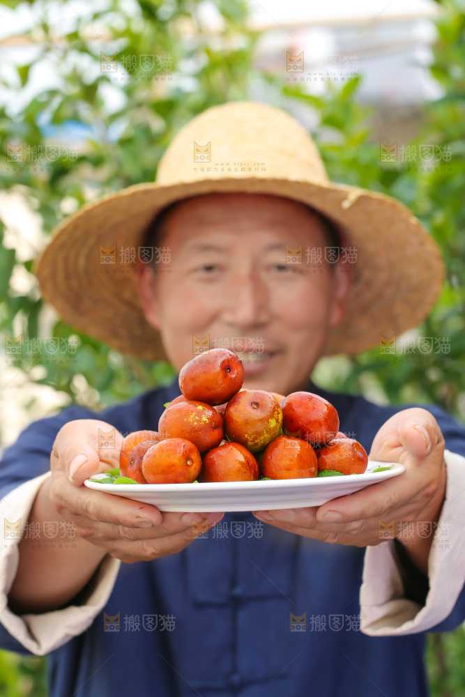 农民手里端着一盘冬枣