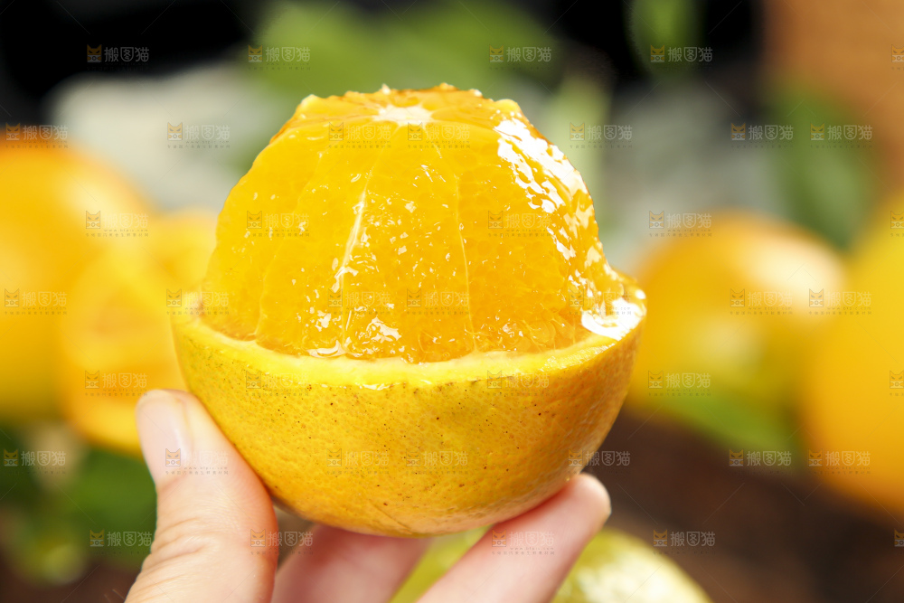 手拿削皮的夏橙