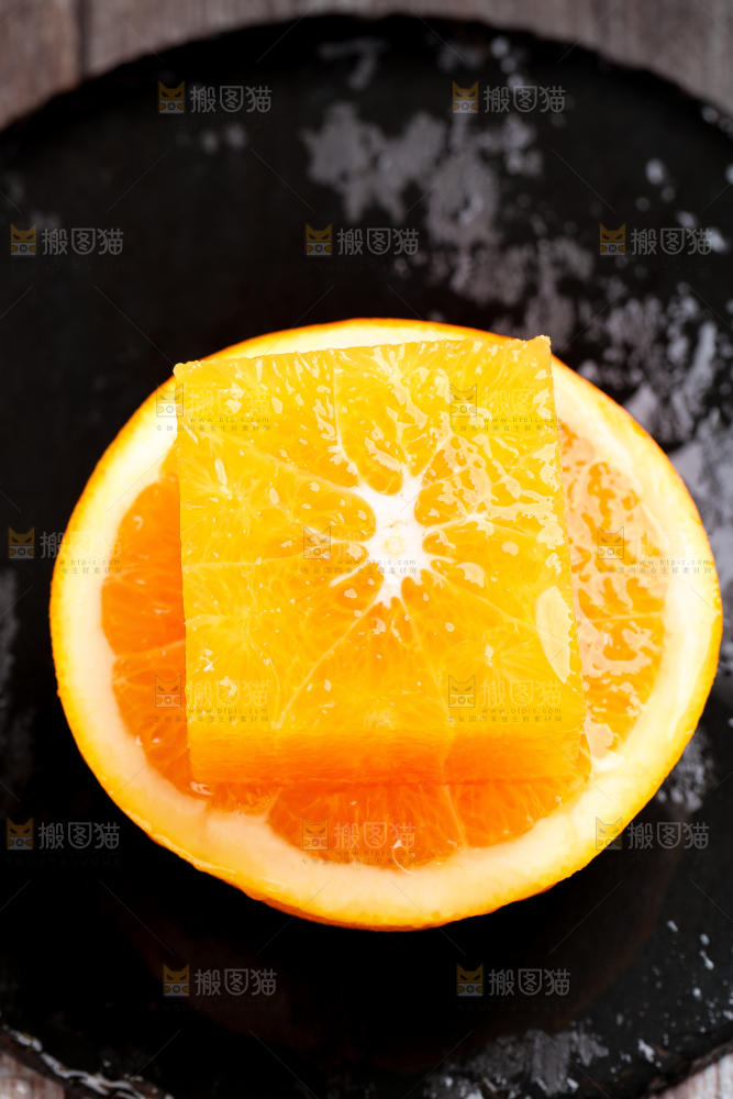 深底上摆放着橙子