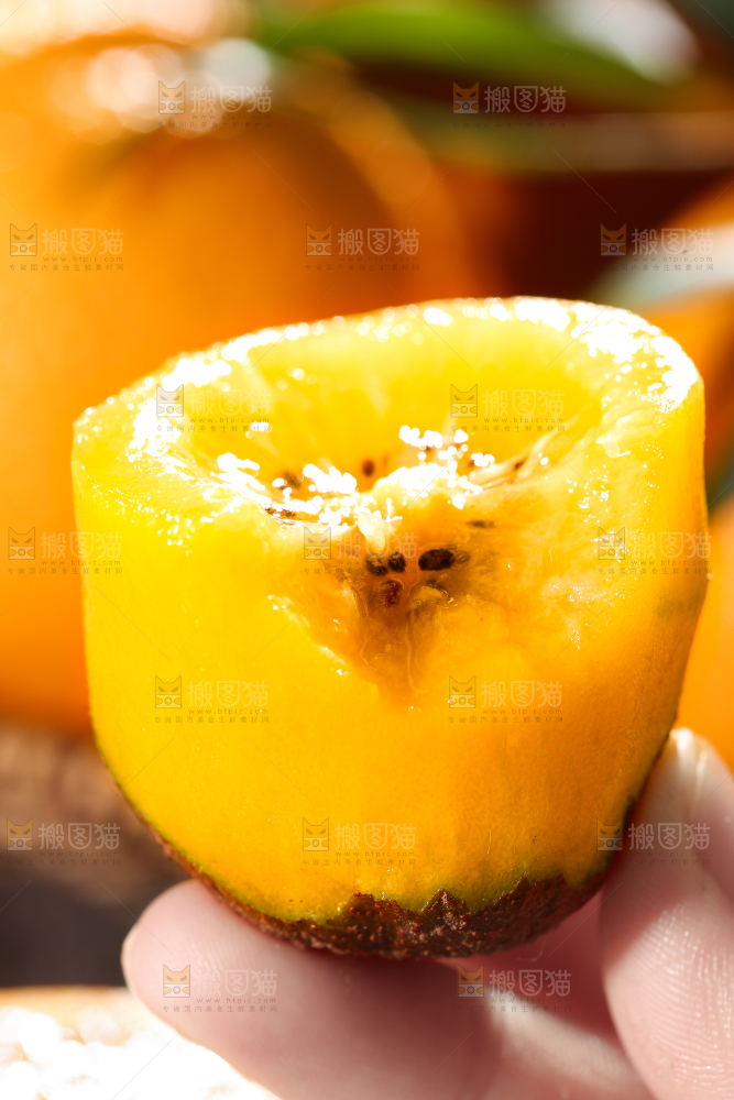 手里拿着黄心奇异果