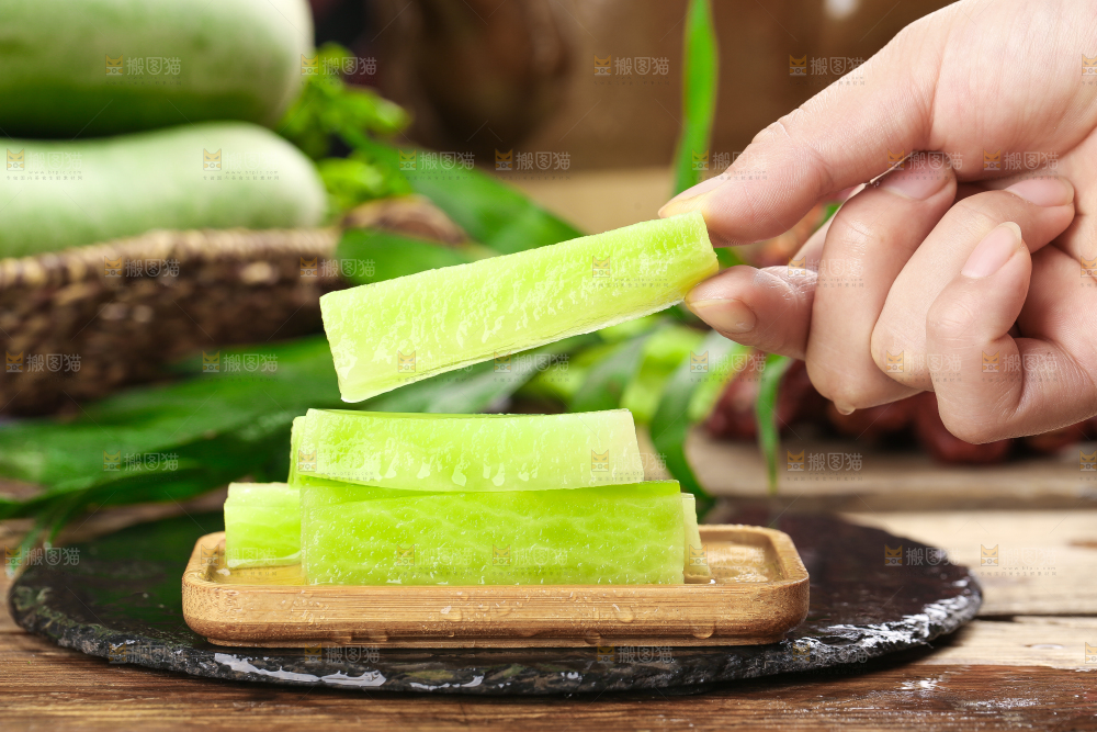 手里拿着绿心萝卜