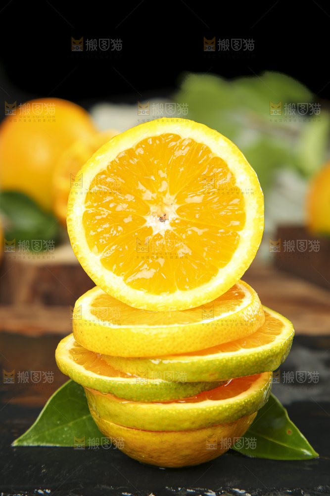 木底上放着切开的夏橙