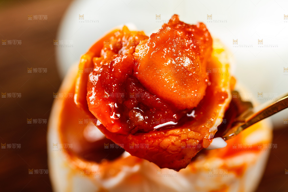 木底上勺子里的海鸭蛋黄