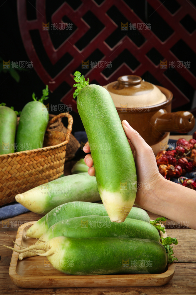 盘子里摆放着青萝卜