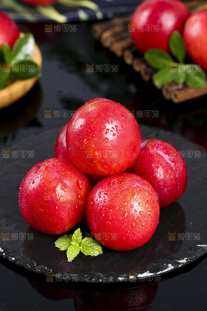 黑石板上放着珍珠李