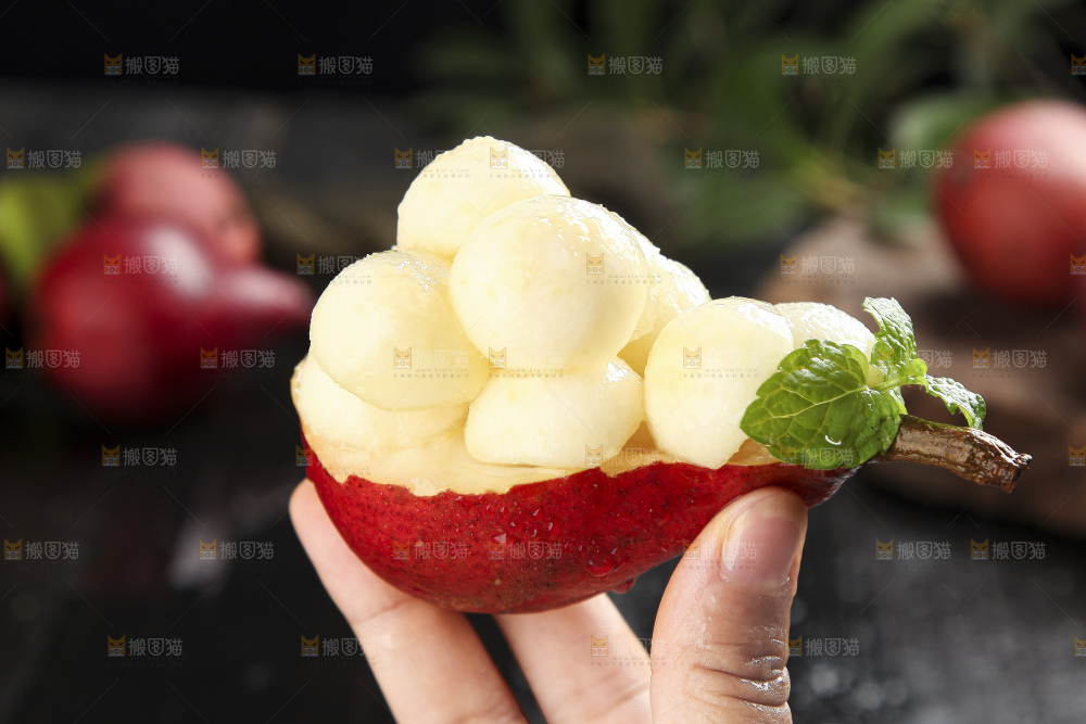 手拿红啤梨果肉