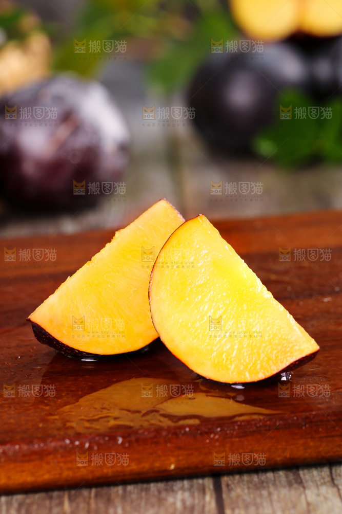 木板上放着切开的黄肉智利黑布林
