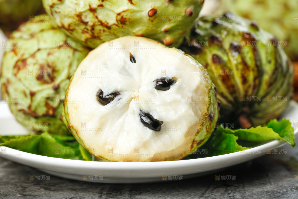 盘子里装着释迦果