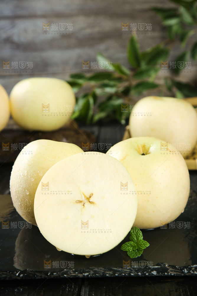 深底上摆放着苹果