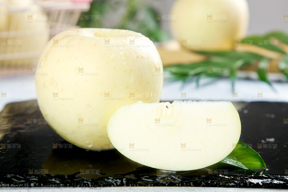 黑石板上放着苹果